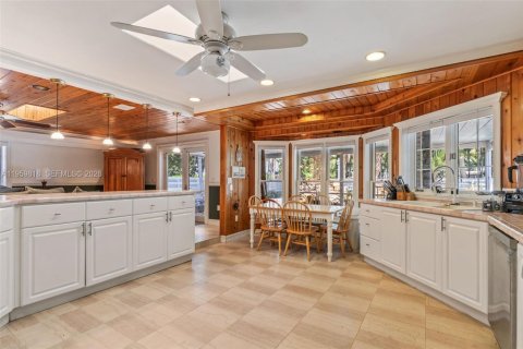 Villa ou maison à vendre à Miami, Floride: 4 chambres, 280.75 m2 № 2032791 - photo 9