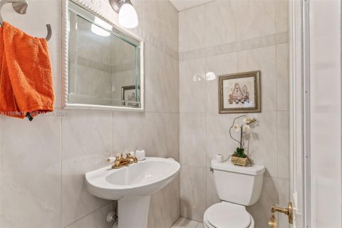 Villa ou maison à vendre à Miami, Floride: 4 chambres, 280.75 m2 № 2032791 - photo 17