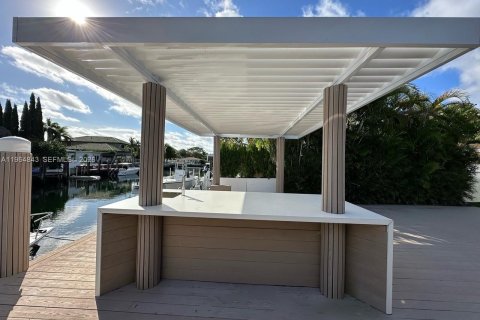 House in North Miami, Florida 4 bedrooms, 199.09 sq.m. № 2081152 - photo 13