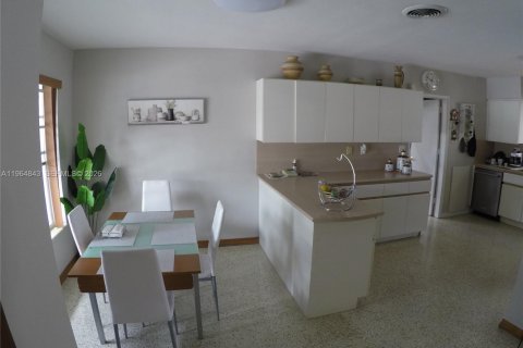 House in North Miami, Florida 4 bedrooms, 199.09 sq.m. № 2081152 - photo 6