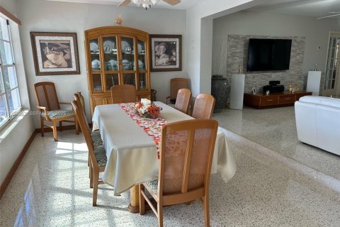 House in North Miami, Florida 4 bedrooms, 199.09 sq.m. № 2081152 - photo 8