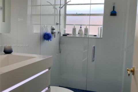 House in North Miami, Florida 4 bedrooms, 199.09 sq.m. № 2081152 - photo 3