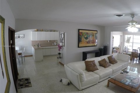 House in North Miami, Florida 4 bedrooms, 199.09 sq.m. № 2081152 - photo 7