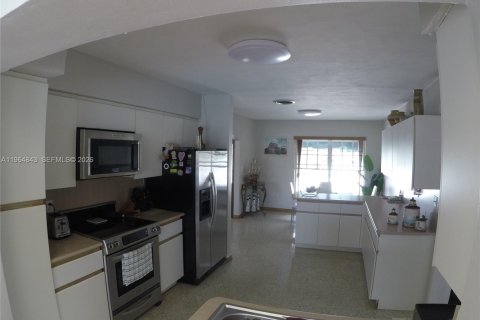 House in North Miami, Florida 4 bedrooms, 199.09 sq.m. № 2081152 - photo 5