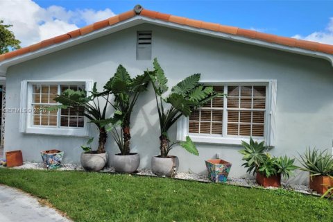 House in North Miami, Florida 4 bedrooms, 199.09 sq.m. № 2081152 - photo 2