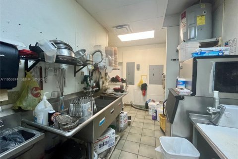 Купить коммерческую недвижимость в Пемброк-Пайнс, Флорида № 2007953 - фото 10