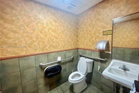 Купить коммерческую недвижимость в Пемброк-Пайнс, Флорида № 2007953 - фото 6