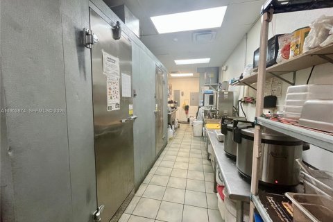 Купить коммерческую недвижимость в Пемброк-Пайнс, Флорида № 2007953 - фото 9