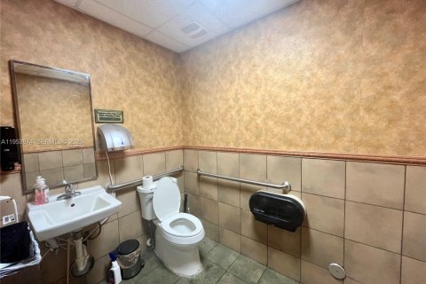 Купить коммерческую недвижимость в Пемброк-Пайнс, Флорида № 2007953 - фото 7