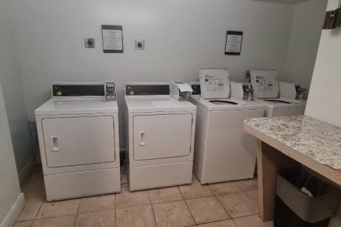 Condo in Fort Lauderdale, Florida, 2 bedrooms  № 954866 - photo 1