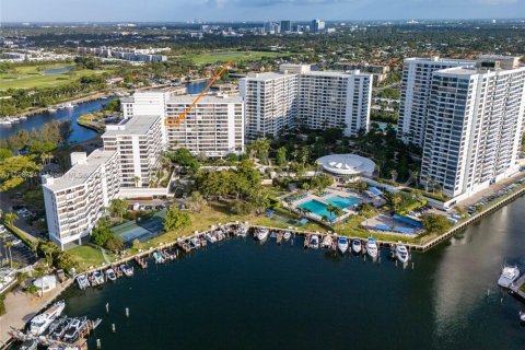 Condominio en venta en Hallandale Beach, Florida, 1 dormitorio, 76.92 m2 № 1861684 - foto 1