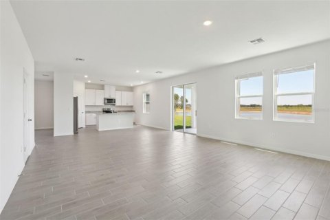 Casa en venta en Zephyrhills, Florida, 4 dormitorios, 244.43 m2 № 1911856 - foto 5