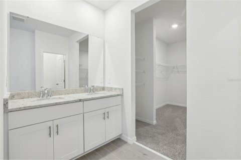 Casa en venta en Zephyrhills, Florida, 4 dormitorios, 244.43 m2 № 1911856 - foto 8