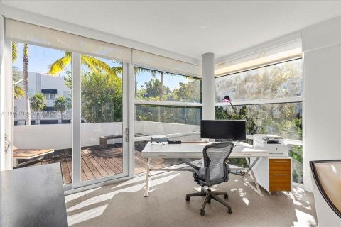 Condo in Miami Beach, Florida, 2 bedrooms  № 1975668 - photo 4