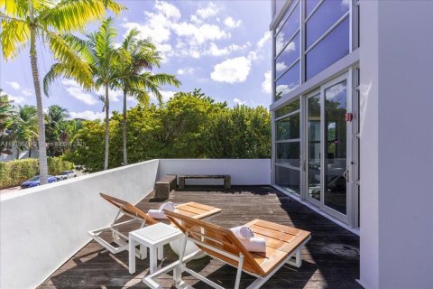 Condo in Miami Beach, Florida, 2 bedrooms  № 1975668 - photo 27