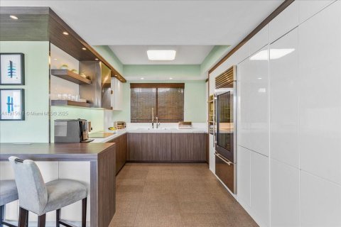 Condo in Miami Beach, Florida, 2 bedrooms  № 1975668 - photo 16