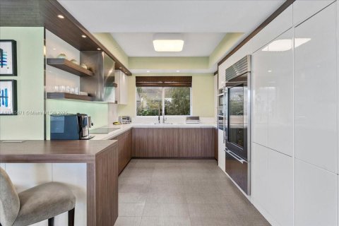 Condo in Miami Beach, Florida, 2 bedrooms  № 1975668 - photo 14