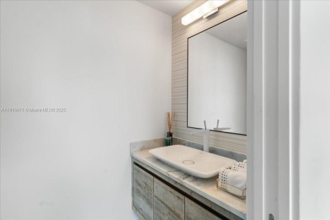 Condo in Miami Beach, Florida, 2 bedrooms  № 1975668 - photo 18