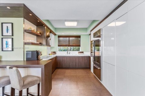 Condo in Miami Beach, Florida, 2 bedrooms  № 1975668 - photo 11