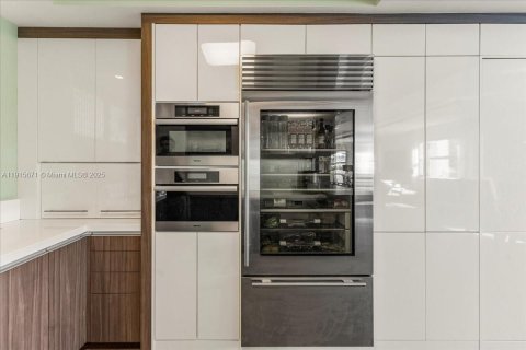 Condo in Miami Beach, Florida, 2 bedrooms  № 1975668 - photo 12