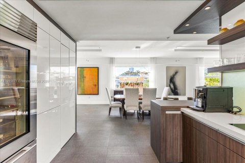 Condo in Miami Beach, Florida, 2 bedrooms  № 1975668 - photo 13