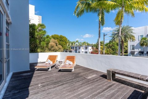 Condo in Miami Beach, Florida, 2 bedrooms  № 1975668 - photo 28