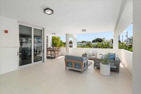 Condo in Miami Beach, Florida, 2 bedrooms  № 1975668 - photo 19