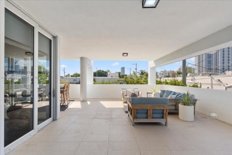 Condo in Miami Beach, Florida, 2 bedrooms  № 1975668 - photo 20