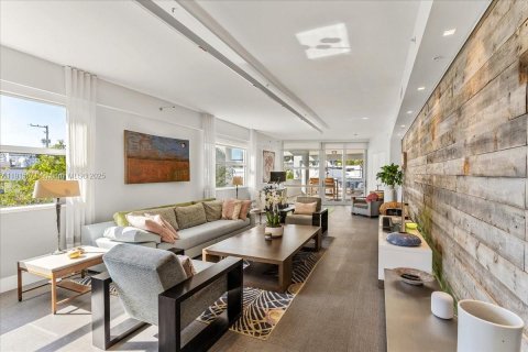 Condo in Miami Beach, Florida, 2 bedrooms  № 1975668 - photo 7