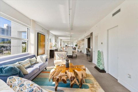 Condo in Miami Beach, Florida, 2 bedrooms  № 1975668 - photo 25
