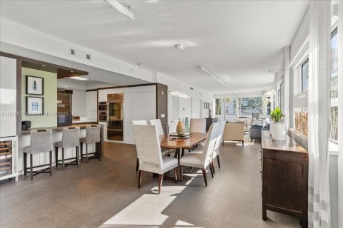 Condo in Miami Beach, Florida, 2 bedrooms  № 1975668 - photo 22