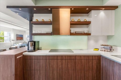 Condo in Miami Beach, Florida, 2 bedrooms  № 1975668 - photo 15