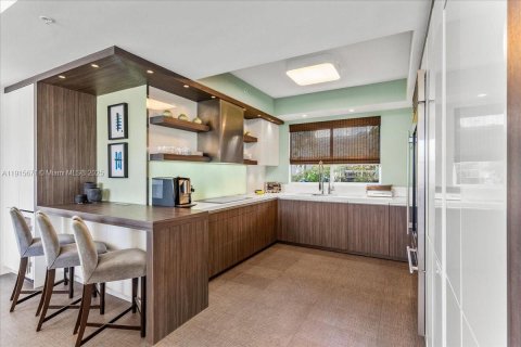 Condo in Miami Beach, Florida, 2 bedrooms  № 1975668 - photo 10