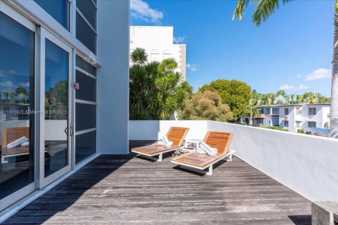 Condo in Miami Beach, Florida, 2 bedrooms  № 1975668 - photo 17