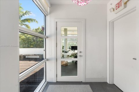 Condo in Miami Beach, Florida, 2 bedrooms  № 1975668 - photo 3