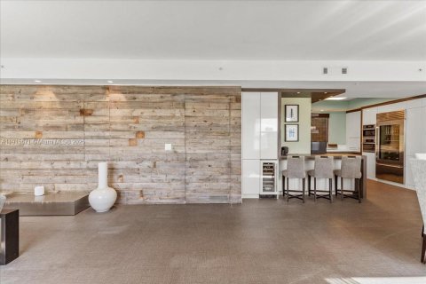 Condo in Miami Beach, Florida, 2 bedrooms  № 1975668 - photo 9