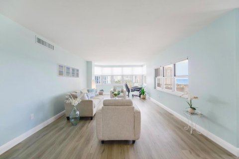 Condo in Hallandale Beach, Florida, 2 bedrooms  № 2189608 - photo 15