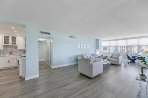 Condo in Hallandale Beach, Florida, 2 bedrooms  № 2189608 - photo 18