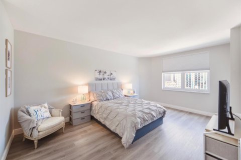 Condo in Hallandale Beach, Florida, 2 bedrooms  № 2189608 - photo 24