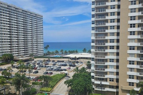Condo in Hallandale Beach, Florida, 2 bedrooms  № 2189608 - photo 2