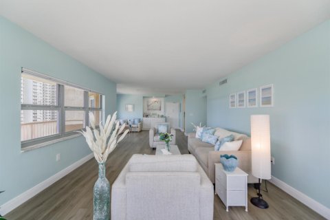 Condo in Hallandale Beach, Florida, 2 bedrooms  № 2189608 - photo 17