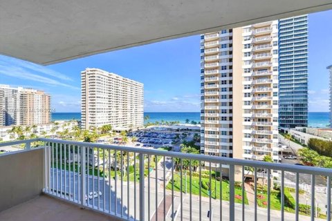 Condo in Hallandale Beach, Florida, 2 bedrooms  № 2189608 - photo 6