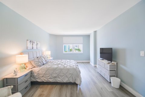 Condo in Hallandale Beach, Florida, 2 bedrooms  № 2189608 - photo 23
