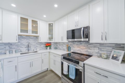 Condo in Hallandale Beach, Florida, 2 bedrooms  № 2189608 - photo 8