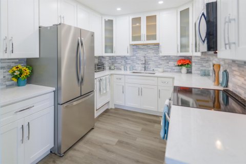 Condo in Hallandale Beach, Florida, 2 bedrooms  № 2189608 - photo 9