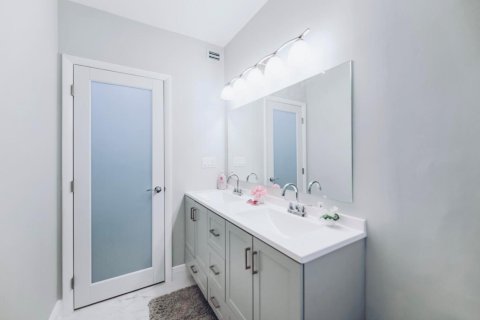 Condo in Hallandale Beach, Florida, 2 bedrooms  № 2189608 - photo 27