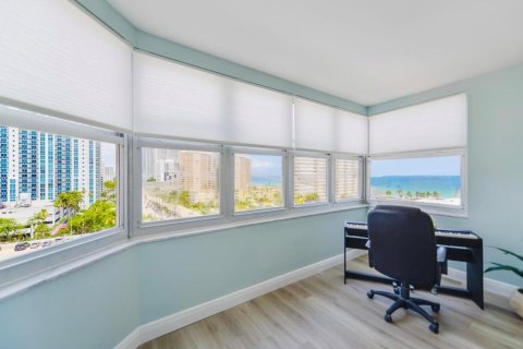 Condo in Hallandale Beach, Florida, 2 bedrooms  № 2189608 - photo 16