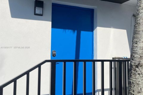 Villa ou maison à louer à Miami, Floride: 1 chambre, 111.85 m2 № 2046295 - photo 2