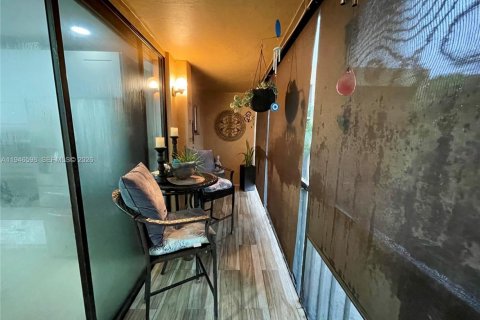 Condo in Miami, Florida, 3 bedrooms  № 2002823 - photo 15