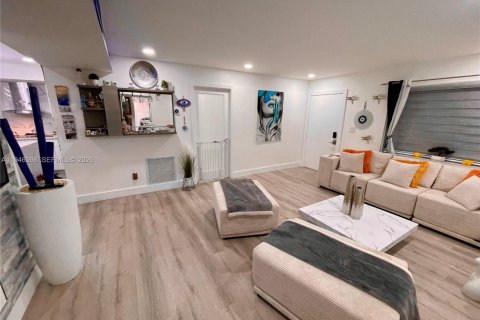 Condo in Miami, Florida, 3 bedrooms  № 2002823 - photo 2